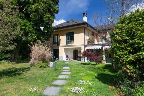 Villa med vacker trädgård, 200 m från strandpromenaden i Intra. När du kommer in i fastigheten känner du att du är nedsänkt i en oas av lugn omgiven av blommande träd. Villan till salu ligger i ett lugnt bostadsområde i Verbania, inom gångavstånd frå...