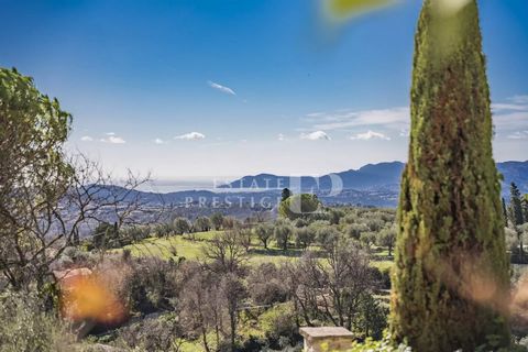 Questa grande casa a schiera in pietra di circa 230m2 fa parte del villaggio locale di Chateauneuf e si presenta come una tipica proprietà in pietra di 3 piani situata tra le case di villaggio a Chateauneuf de Grasse. Un incantevole giardino di circa...