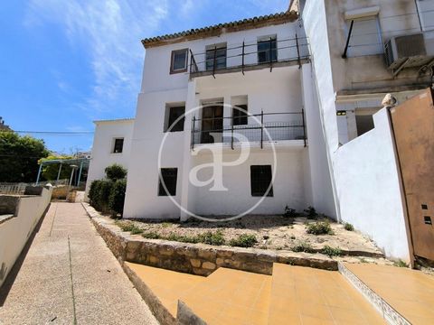 Maison à rénover de 245 m2 avec terrasse et vues dans la région de Altea.La propriété dispose de 6 chambres, 4 salles de bain et balcon. Ref. VV2406023 Features: - Terrace - Balcony