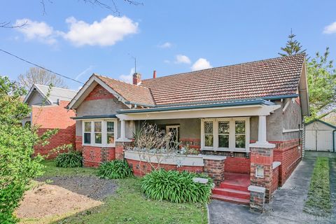 Het aanbieden van een uitstekende straat aantrekkingskracht gecombineerd met een enorm potentieel, dit solide bakstenen huis met 3 slaapkamers met handige off-street parkeergelegenheid en het omvatten van een royale toewijzing van ongeveer 618 vierka...