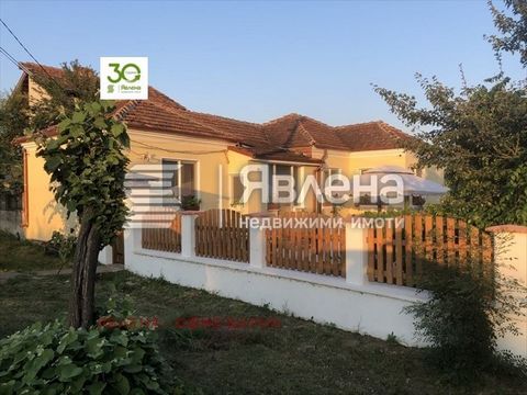 ID:146648 Casa a un piano 100 mq. e un piazzale con una superficie di 1203 mq, nel borgo di Dabravino, raggiungibile da tre diverse strade. Si trova a 45 km. dalla città di Sofia. Varna. Il villaggio è grande e vivace, c'è un grande negozio di alimen...