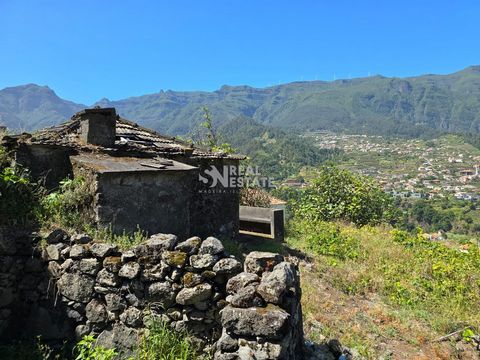 Located in São Vicente. Discover this hidden gem in São Vicente, a stunning ruin that promises exciting investment potential. With a generous land area of 920 square meters and a house of 47 square meters to let your imagination run wild, this proper...