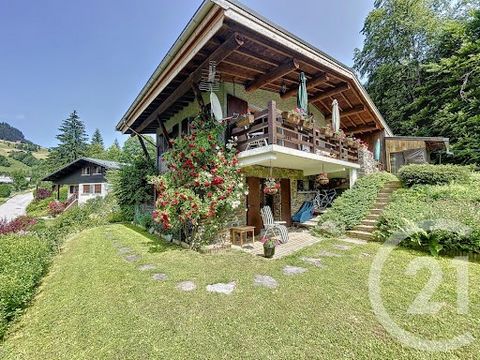 FLUMET, proche de Praz sur Arly et Megève, à proximité immédiate du cœur du village et de ses commerçants, venez découvrir ce joli chalet sur une parcelle de 600 m² pour une surface habitable de 103 m². Il a bénéficié de rénovations récentes : toitur...