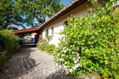 TAUSSAT IMMOBILIER vous propose en exclusivité cette maison de plain-pied proche de la piste cyclable et des commerces sur la commune de LANTON. L'entrée dessert 2 grandes chambres dont une avec placards, 1 salle d'eau, 1 wc indépendant, pour arriver...