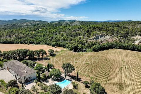 EXCLUSIEF BIJ MICHAEL ZINGRAF REAL ESTATE In de Alpes de Haute Provence, op enkele minuten van het middeleeuwse stadje Manosque, nodigen wij u uit om dit prachtige stenen landgoed uit de 15e eeuw te ontdekken. Op een idyllische locatie, in een landel...