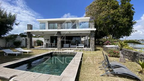 In einem friedlichen Wohngebiet eingebettet, bietet diese exquisite Villa einen direkten Zugang zum Ozean und bietet einen privaten Schwimmbad mit atemberaubendem Blick auf das Wasser. Treten Sie in eine Oase der Ruhe ein, in der sich moderner Komfor...