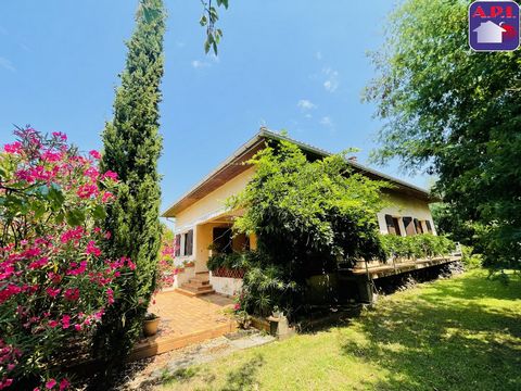 Maison familiale Proche du centre de VARILHES, venez découvrir cette maison familiale T5 de 133m² implantée sur une parcelle de 1866m². En RDC, une pièce de vie lumineuse avec sa cuisine fermée, 3 chambres et une salle de bain.Au première étage, une ...