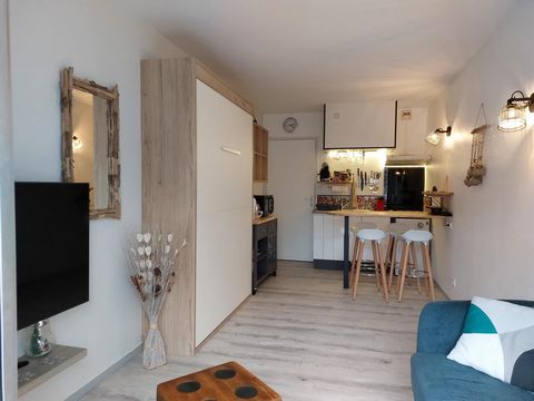 SAINT-GEORGES-DE-DIDONNE, à 200m de la plage à pied, je vous propose de découvrir ce studio de 21,40 m2 (Loi Carrez) refait à neuf et 