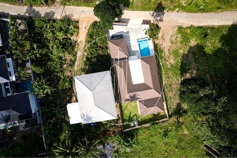 Opportunity to seize on the paradise island of Koh Samui Only 15 minutes from the beach, quiet, mountain view.   Discover this sumptuous single-storey villa with three master suites, ideal for investors! This recent construction combines modernity an...