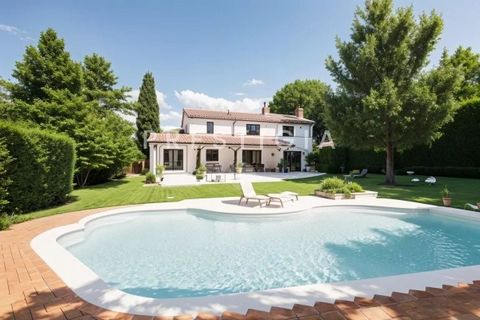 Aan de rand van Mougins, op een rustige, dominante positie, ligt deze villa met 4 slaapkamers en 4 badkamers en 240 m² woonoppervlak op een prachtig aangelegd terrein van 1.816 m², beschut tegen het uitzicht en voorzien van een zwembad. Op de begane ...