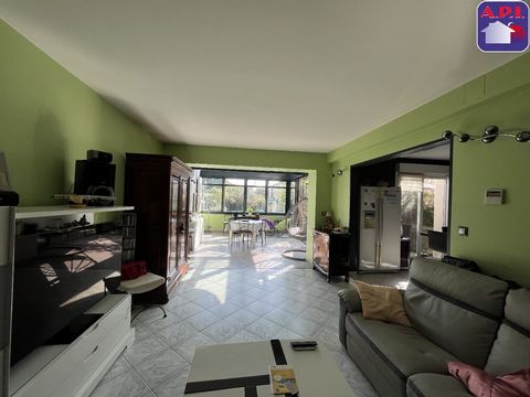 Exceptional house! Near the station, this magnificent terraced house of more than 140m2 of living space is just waiting for you! The extension on two levels with a glass floor provides incomparable light, creating a modern and warm space. The kitchen...