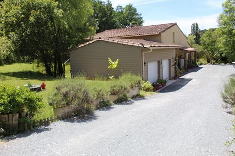 SIGOULES et FLAUGEAC 24240 : Sur les coteaux vallonnés à 15 minutes de Bergerac ce trouve cette maison de 210m² avec son jardin de 5083m² arboré et ses deux parcelles attenantes de bois et terres agricole de 11000m² complète ce bien . Vous entrez sur...