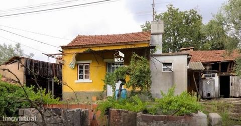 Moradia T2 para reconstrução inserida em terreno com 1167m2 e algumas árvores de fruto, um poço com um tanque. Beneficia de uma excelente exposição solar. A moradia é composta por dois quartos, 1 wcs ,sala, cozinha, garagem e ainda anexos. O imóvel s...