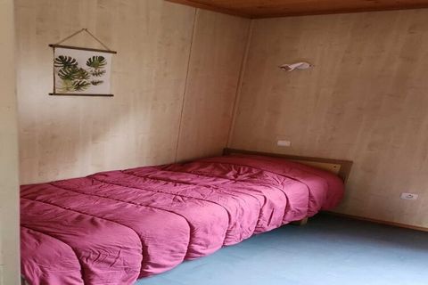 Unsere Chalets bieten bequem Platz für bis zu 5 Personen. Sie verfügen über ein Schlafzimmer mit einem Doppelbett und ein weiteres Schlafzimmer mit einem Etagenbett. Der Wohnbereich mit offener Küche ist mit allen modernen Annehmlichkeiten ausgestatt...