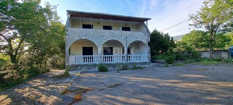 Location: Primorsko-goranska županija, Crikvenica, Jadranovo. CRIKVENICA, JADRANOVO - bella casa indipendente vicino al mare. Intermediamo nella vendita di una casa indipendente di 450 mq, su un lotto di terreno di 730 mq. La casa è composta dal pian...