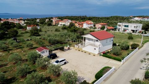 Location: Zadarska županija, Vir, Vir. ISLAND OF VIR - Apartment house on a spacious plot For sale is a completely renovated house with a large garden on the south side of the island of Vir. A one-story house with two separate residential units with ...