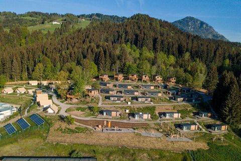 Questa moderna cosiddetta “casa sull’albero” indipendente si trova nel resort senza auto Chalets & Glamping Nassfeld, inaugurato nel maggio 2022. Si trova ai margini del bosco e nel piccolo comprensorio sciistico Vorhegg. Il piccolo centro di Kötscha...