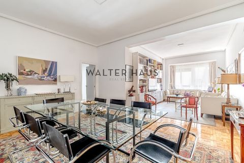 This exclusive south-facing apartment is located in a representative property on one of the most coveted streets in Chamberí. With a total area of ​​180 m², it stands out for its luminosity and elegant distribution. Upon entering, we find a large ent...