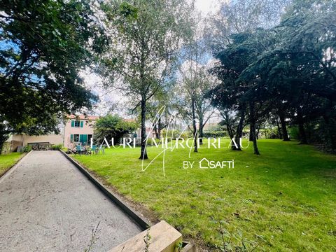 Située dans la commune paisible du Poiré-sur-Vie (85170), cette maison bénéficie d'un environnement calme et agréable à seulement à 12 min des Flâneries. Cette charmante maison de 141 m² sur un terrain clos de 1550 m² comprend au rez-de-chaussée une ...