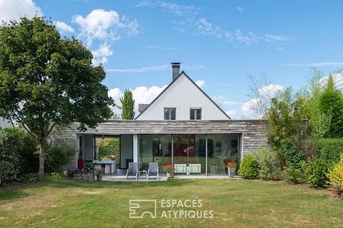 Située dans un village de Bellevigne en Layon, cette maison dévoile son charme et sa tranquillité sur une surface habitable d'environ 222 m² et une parcelle de 960 m². Entouré de vignobles, cette belle propriété contemporaine est une véritable parent...