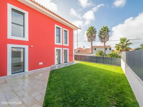 Habisale exclusif Villa de 3 chambres, avec un grand jardin à l’extérieur, insérée dans un petit condominium de quatre villas, situé à Areia, Cascais, à une courte distance de la plage de Guincho. Construit avec des finitions de bonne qualité, il bén...