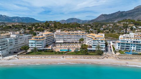 Välkommen till denna charmiga lägenhet med 2 sovrum, belägen i det pittoreska området L'Olla, Altea. Denna fastighet har fantastisk utsikt över havet och bergen och är nu tillgänglig för försäljning. Med en 57m2 användbar bostadsyta och en total bygg...