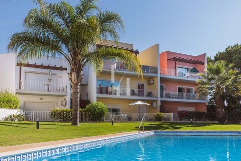 Appartement situé au rez-de-chaussée avec terrasse privée équipée de chaises longues pour profiter des journées ensoleillées et des soirées chaudes. Accès direct à la piscine pour des plongées relaxantes et une meilleure surveillance pour les enfants...