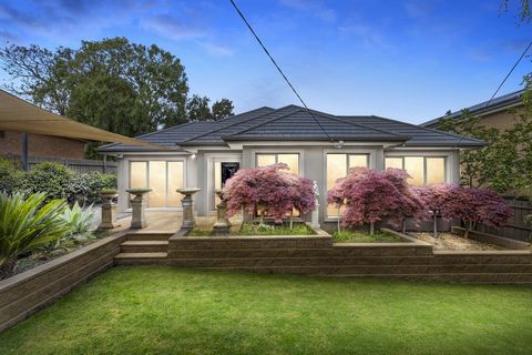 Una presencia refinada en un codiciado lugar arbolado, esta impresionante casa de un solo nivel ofrece lo mejor en comodidad familiar en un bolsillo privilegiado de las frondosas colinas de Surrey. Los espacios habitables zonificados se combinan con ...