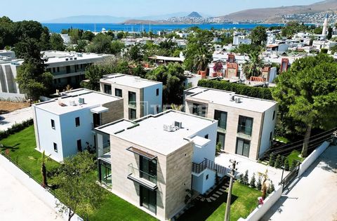 Appartamenti all'interno di un complesso con piscina vicino alla spiaggia a Bodrum in Turchia Questi appartamenti in vendita si trovano nel quartiere Ortakent Yahçi di Bodrum, una destinazione popolare nota per le sue spiagge bandiera blu, la splendi...