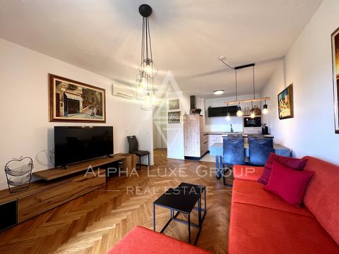 Istria, Poreč: Luxurious apartment downtown with garage space Presenting for sale, a ground-floor apartment exuding luxury, nestled in the pulsating heart of Poreč. This exquisite property boasts a prime location, mere moments from essential amenitie...