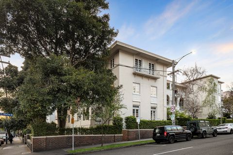 In the prestigious Domain precinct between Fawkner Park and the Botanic Gardens, this impeccably transformed, glamorous Art Deco residence delivers a lifestyle of refinement in one of Melbourne's most exclusive, tree-lined locales. Privately position...