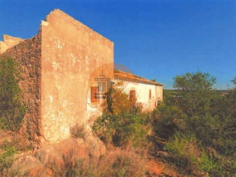 Gemischtes Grundstück von 9120 m2 mit einer Ruine von 102,5 m2, die eine Erweiterung auf bis zu 300 m2 ermöglicht. Dieses Grundstück liegt in einer ruhigen Gegend, umgeben von Natur, 10 Autominuten vom Zentrum der schönen Stadt Olhão entfernt, die ei...