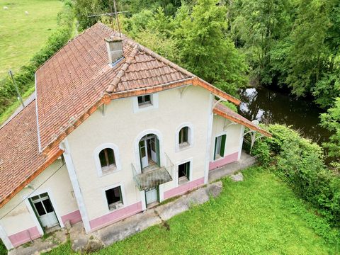 Kom en ontdek exclusief dit prachtige huis uit 1935 om te renoveren in een rustige en landelijke omgeving aan de rivier, zeldzaam onroerend goed te koop. Te renoveren huis op drie niveaus van elk 55 m2: Op de begane grond: - een inkomhal - een keuken...