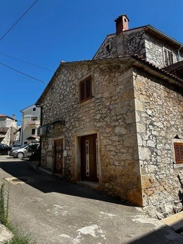 Eingebettet in die malerische Stadt Brtonigla bietet dieses gemütliche Einfamilienhaus eine unglaubliche Gelegenheit, ein Haus in einer der begehrtesten Regionen Kroatiens zu besitzen. Egal, ob Sie auf der Suche nach einem ruhigen Kurzurlaub oder ein...