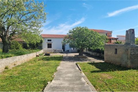 Location: Zadarska županija, Vir, Vir. NEU AUF DEM MARKT! Einfamilienhaus zum Verkauf auf der Insel Vir, Dorf Lozice. Das Haus wurde 1967 auf einem Grundstück von 1018 m2 gebaut. Die Nettofläche des Hauses beträgt 100 m2 und besteht aus einer Eingang...