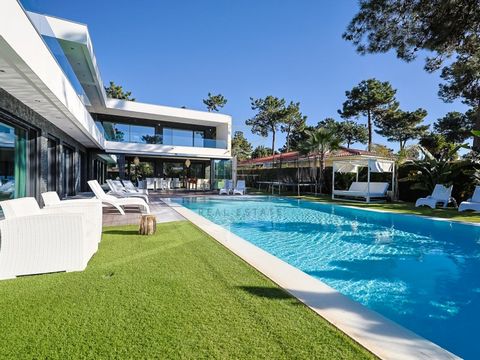 Welcome to the comfort and refinement of this villa in the prestigious condominium of Herdade da Aroeira, located in the middle of unparalleled natural beauty and next to the beach of Fonte da Telha. This magnificent luxury villa is a testament to el...