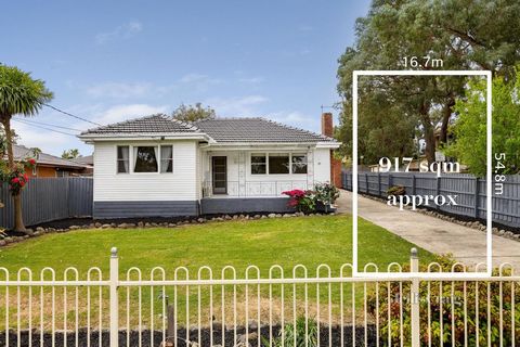 Découvrez une opportunité extraordinaire d’acquérir une maison qui offre un potentiel illimité dans un quartier très recherché ! Cette charmante résidence de trois chambres, située à deux pas de la gare de Nunawading, du parc Tunstall, de l’aire de j...