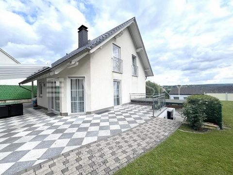 La maison unifamiliale bien entretenue offre les meilleures conditions pour une jeune famille avec 144 mètres carrés de surface habitable, des pièces spacieuses au sous-sol et le grand terrain dans un quartier résidentiel calme. De l’entrée lumineuse...