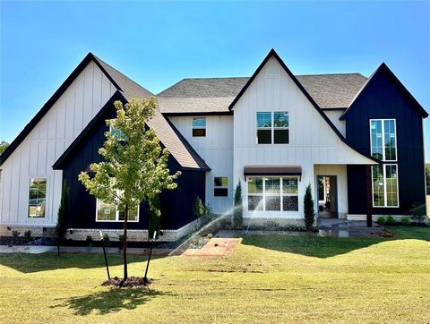 Step into this charming farmhouse-tudor, seamlessly blending a transitional interior design by a renowned builder. As you enter through the front door you’re greeted by soaring ceilings and a grand foyer that set the tone for elegance. To your right,...