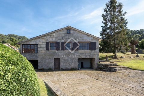 Lucas Fox presents a stunning stone house set on a sprawling plot surrounded by nature, located just minutes from the historic town of Baiona. The property has a built surface area of 350 m² of and sits on a plot measuring 1,280 m² with a very well-d...