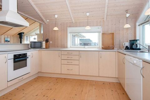 Cottage bien situé à Vrist avec bain à remous et sauna ainsi qu'un plafond en pente. La maison semble lumineuse et accueillante et est pratiquement meublée avec un salon et une cuisine combinés avec accès à la terrasse. Le salon dispose d'une télévis...