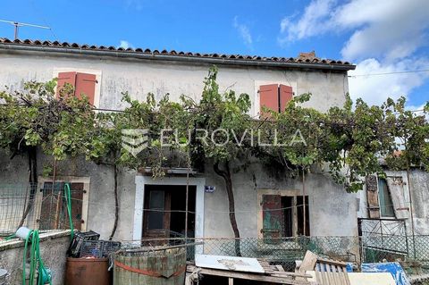 Istria, Želiski, in a village near Barban, a semi-detached stone house is for sale. The house consists of 2 floors: the ground floor and the 1st floor. On the ground floor, there are 2 rooms + a bathroom, while on the first floor, there are 2 bedroom...