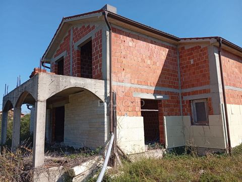 Location: Istarska županija, Labin, Labin. Una casa in vendita nella fase Rohbau, situata su un bellissimo terreno di 630 m2 vicino a Labin. Questa spaziosa proprietà, con una superficie abitabile di 180 m2, offre una disposizione ideale e un fantast...