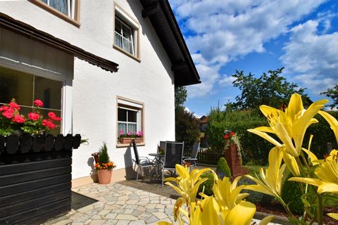 Deze royale, licht en modern ingerichte vakantiewoning ligt in een deelgemeente van Waldkirchen in het Beierse Woud. Een balkon, een prachtig aangelegde tuin en het terras nodigen uit tot ontspannen en luieren. Ontvlucht de hectiek van alledag en kom...