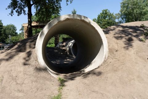 Deze vrijstaande, comfortabele boslodge staat op het bosrijke vakantiepark Resort De Utrechtse Heuvelrug. In een prachtige, groene omgeving en toch maar een half uurtje van gezellige steden zoals Utrecht en Amersfoort. De 