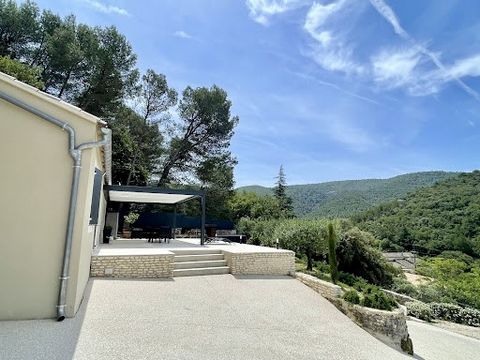 À vendre : Villa de standing à Ménerbes avec vue imprenable sur le Luberon L'OUSTAOU IMMO vous invite à découvrir en exclusivité cette magnifique villa de plus de 110 m2 habitables, parfaitement située sur la commune de Ménerbes. Offrant une vue domi...