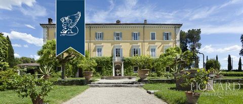 In Umbria, in prossimità di un piccolo borgo nei pressi di Perugia, sorge questa bellissima villa di prestigio in vendita. La suggestiva residenza storica, risalente al XVII secolo e circondata da un curatissimo parco di tre ettari, ha una superficie...