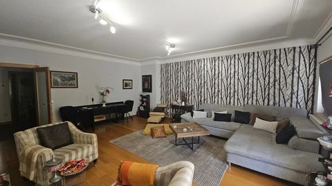 Wir präsentieren Ihnen eine ausgezeichnete 3-Zimmer-Wohnung, wirklich einzigartig und von hoher Qualität, in der gewünschten Quinta de São Martinho, in Alcabideche, Cascais. Diese Immobilie, die sich in einer ruhigen und gepflegten Gegend befindet, i...