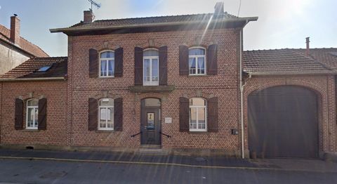 Située sur la commune de BUCQUOY (62116), venez découvrir cette ancienne fermette bâtie sur 1452m² composée d'une belle maison avec cachet comprenant une entrée, deux pièces dédiées à une activité libérale avec accès indépendant, une salle à manger p...