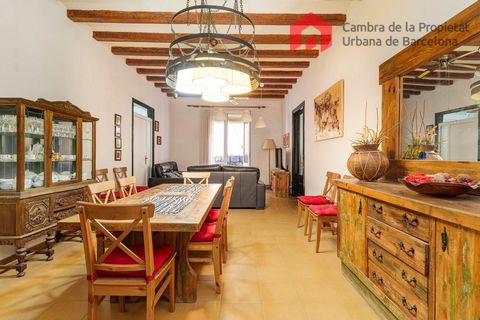 Extraordinary exterior house located in a restored nineteenth-century building with a lift. In a privileged area of Ciutat Vella we find a unique property, of more than 150m2, located on the third floor and facing two pedestrian streets. The house, o...